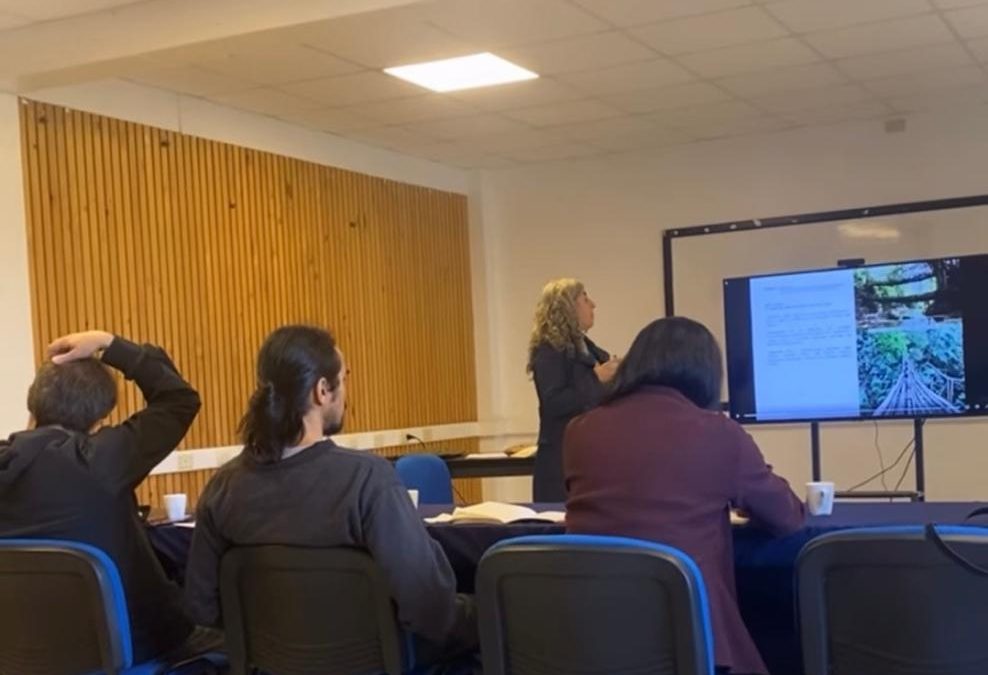 Tesista del Magíster en Estudios de Paisaje UACh aprueba primer hito con investigación sobre arquitectura efímera y procesos naturales